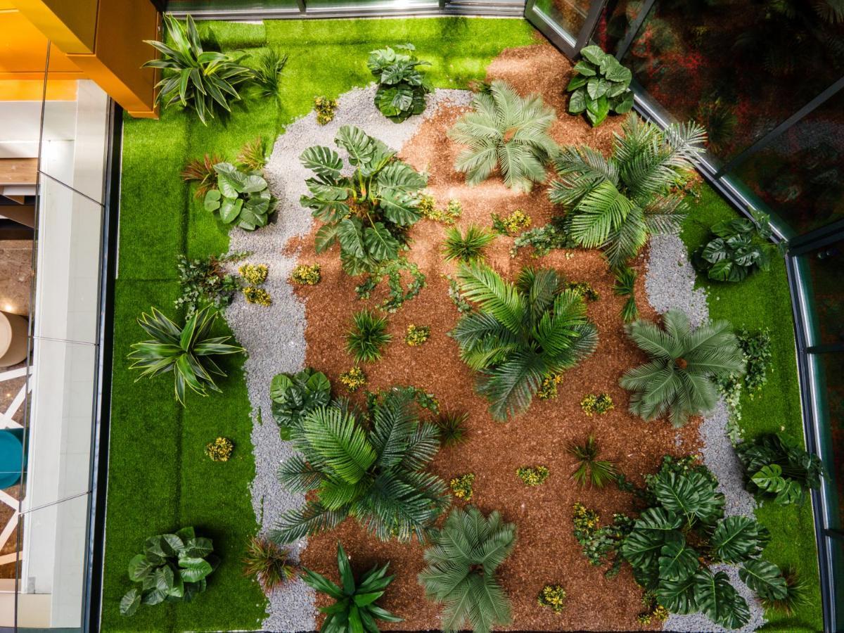 Ibis Styles Istanbul Merter 외부 사진 A green wall in a shopping mall