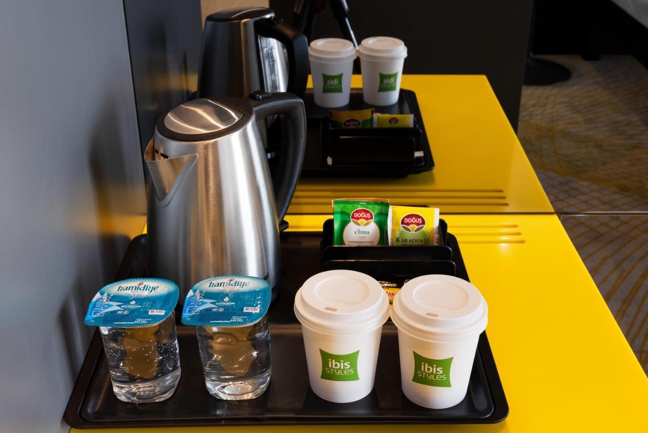 Ibis Styles Istanbul Merter 객실 사진 A kettle with disposable cups and sachets of tea and coffee