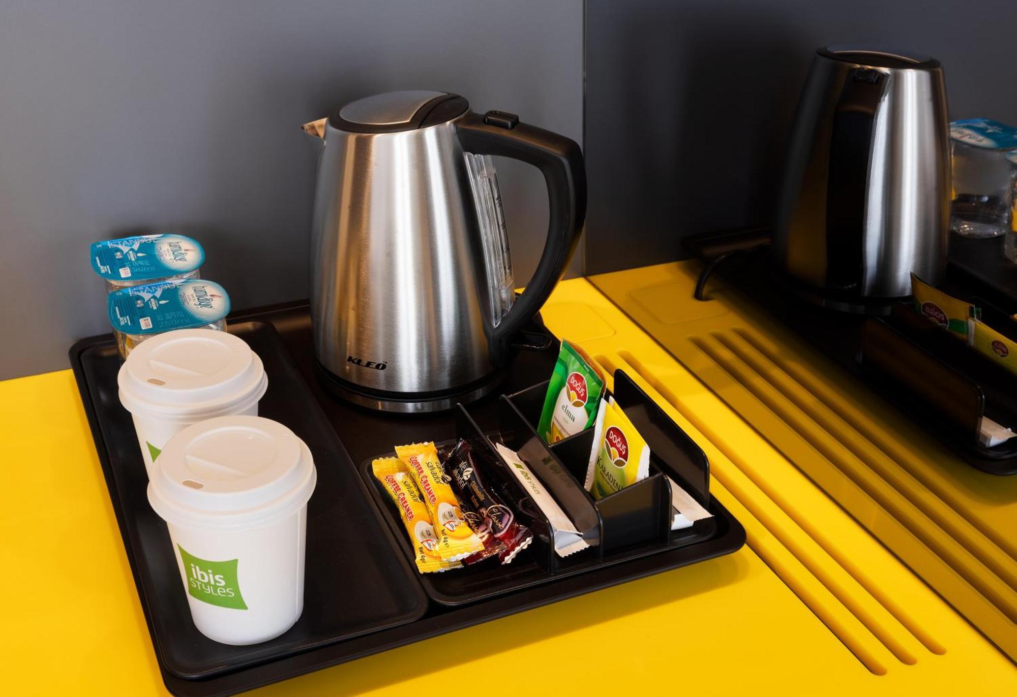 Ibis Styles Istanbul Merter 객실 사진 A kettle with a selection of tea and coffee