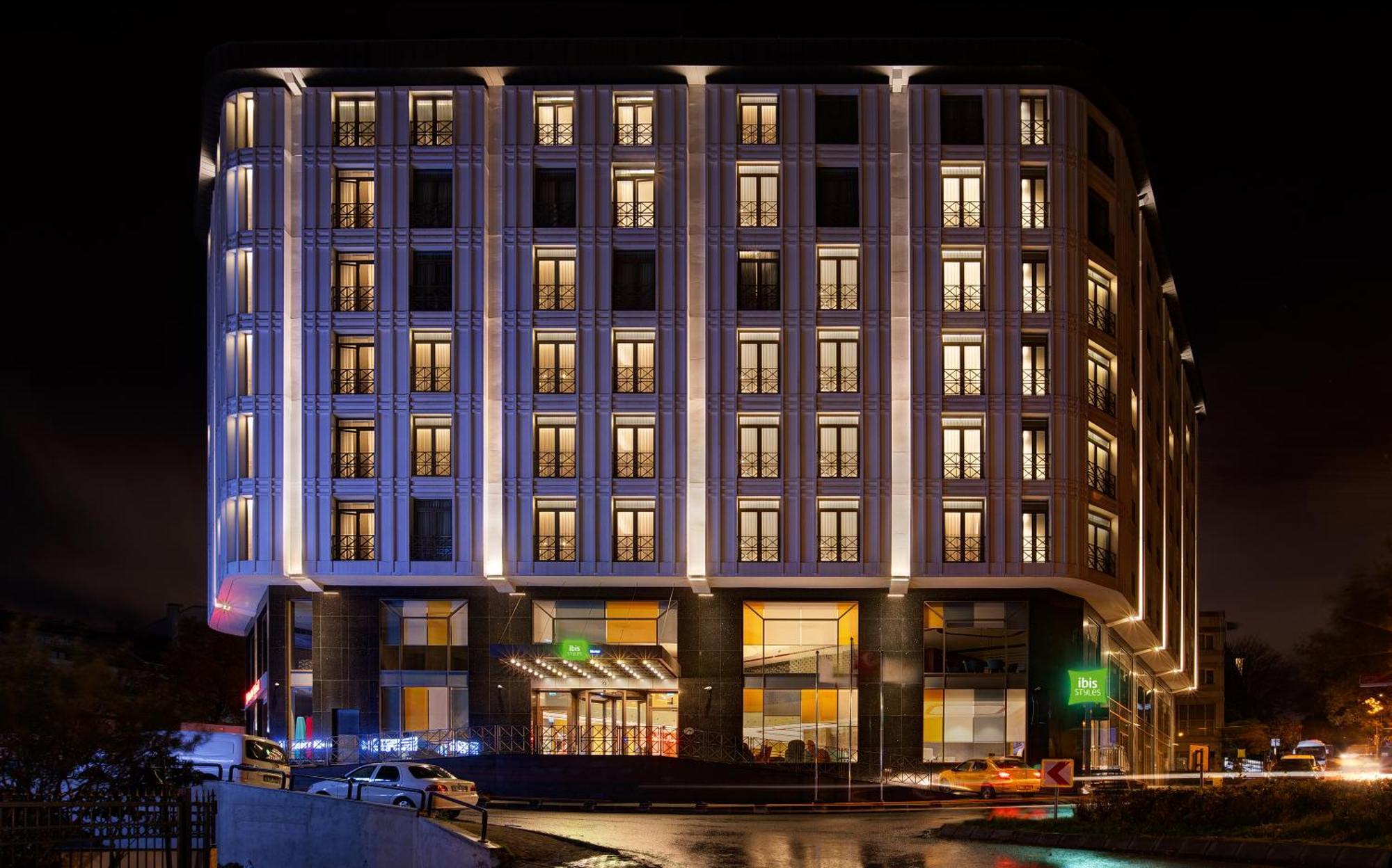 Ibis Styles Istanbul Merter 외부 사진 The hotel at night